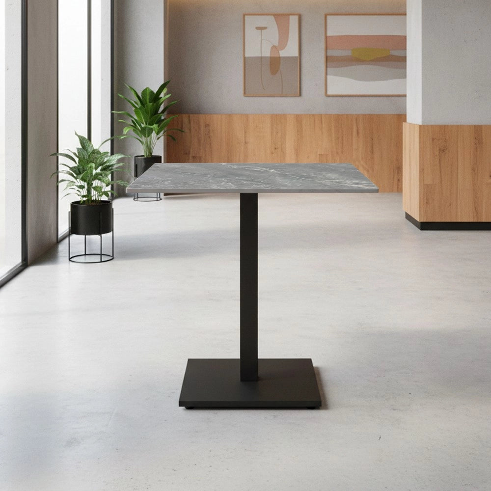 Tavolo quadrato Elora 70x70 con piano in ceramica effetto marmo grigio e struttura nera set 2 pz