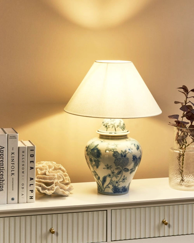 Lampada da tavolo Base in porcellana bianca e blu Paralume a campana in lino con patten floreale Illuminazione elegante