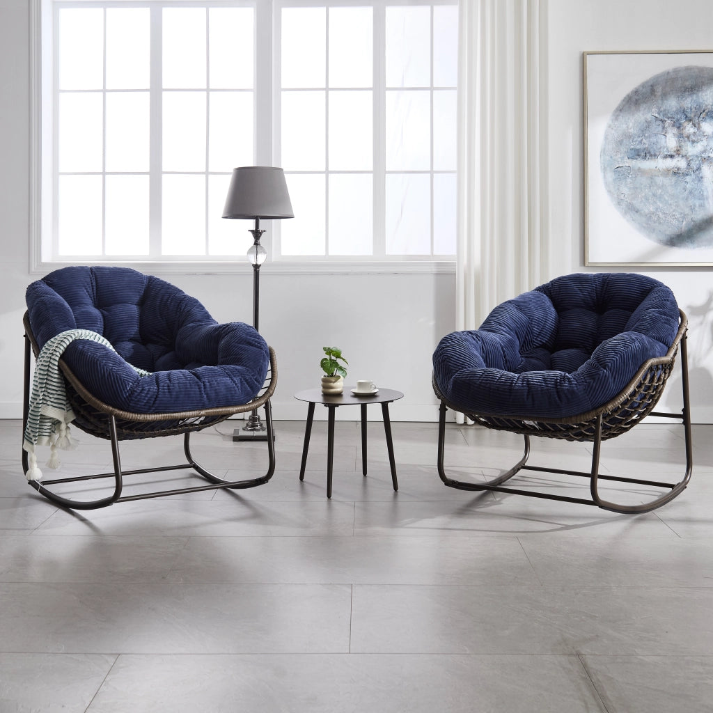 Sedia a dondolo in rattan sintetico con struttura in acciaio e cuscino, blu navy 78 × 106 × 90 cm
