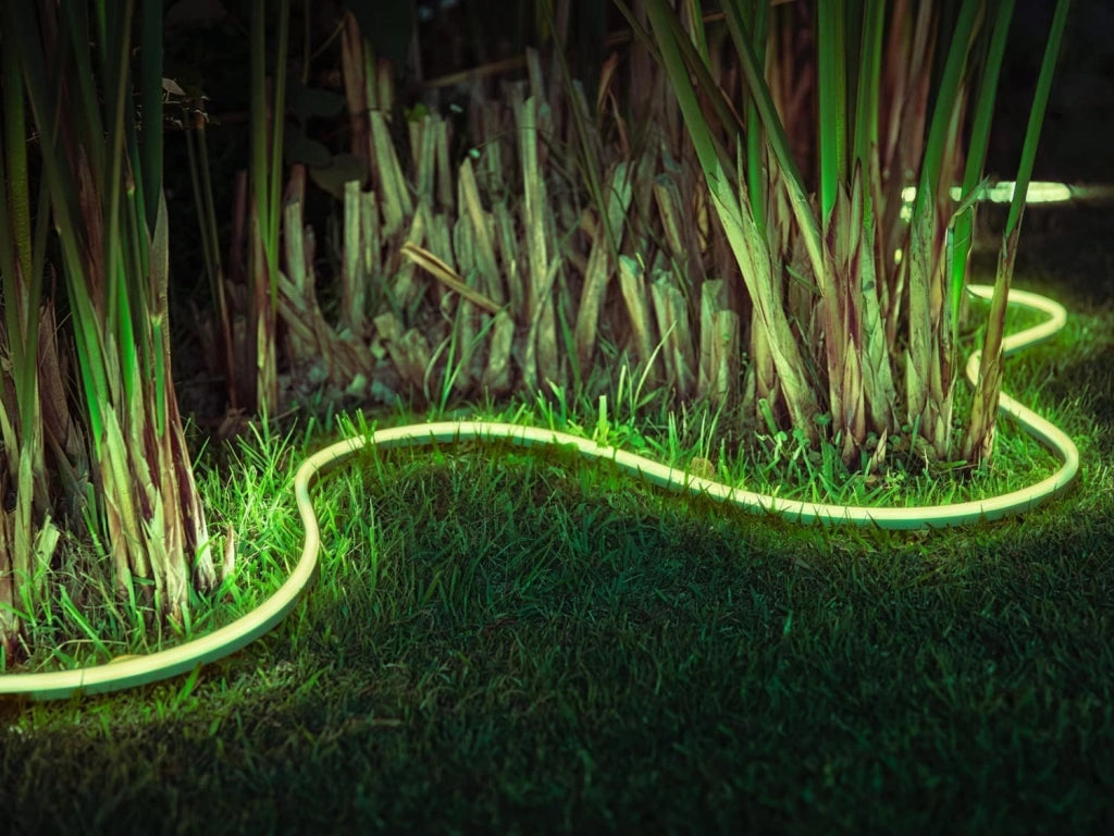 Philips Hue White and Color Ambiance Striscia LED Smart, per Esterni e Interni, Bluetooh, Alimentatore Incluso, 39.5W, 5m
