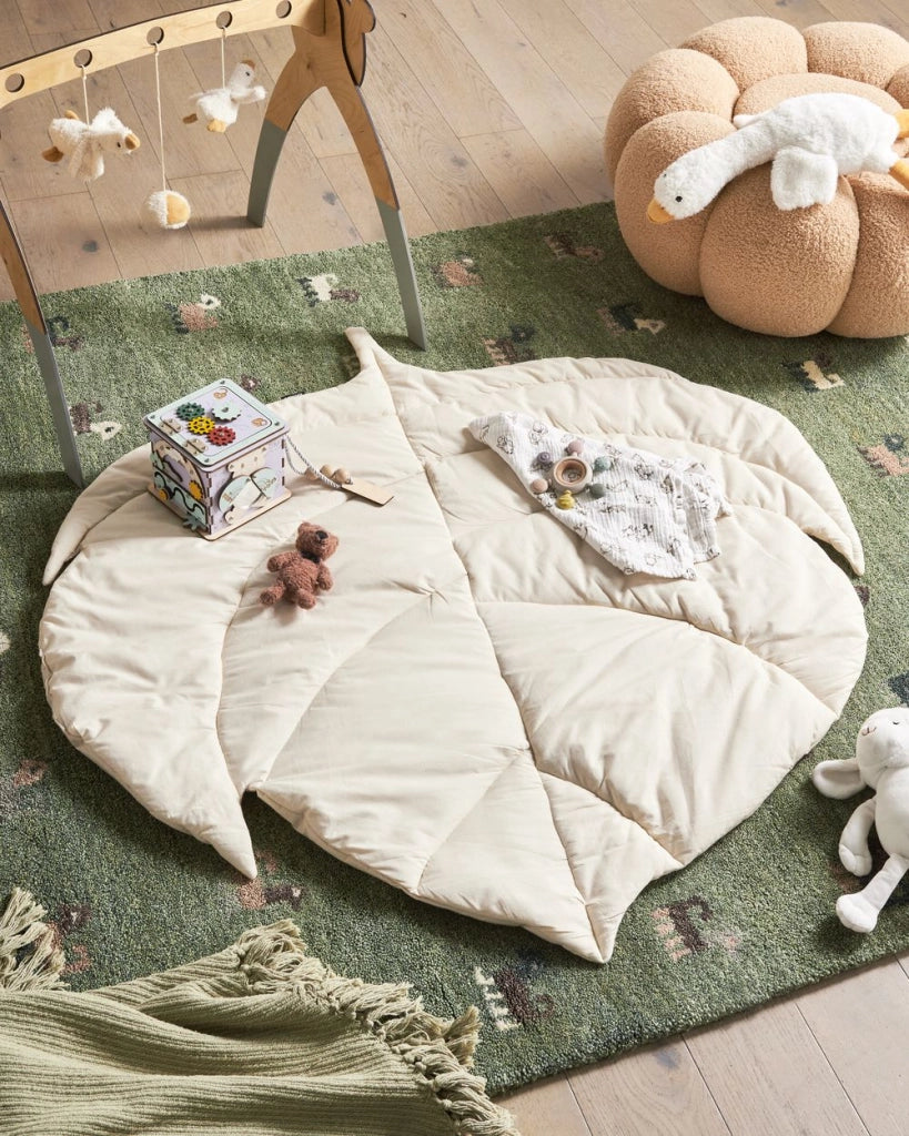 Tappeto per bambini in cotone bianco sporco a forma di foglia trapuntato 110 x 110 cm accessorio per la cameretta dei bambini.