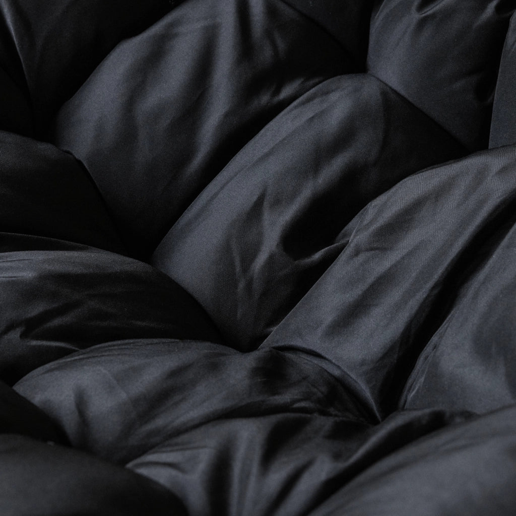 Sedia a dondolo in rattan sintetico con cuscino nero CINTA