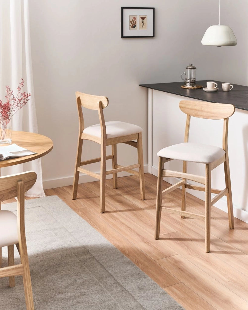 Set di 2 sedie da bar in legno di gomma marrone chiaro e beige chiaro, struttura in legno di gomma, seduta in tessuto, senza braccioli, design retrò