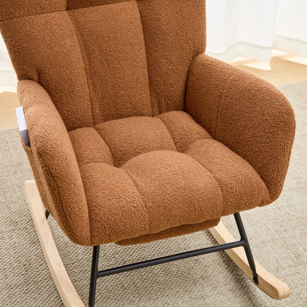 Poltrona a dondolo in tessuto teddy con schienale ergonomico e pouf, base in legno massello marrone
