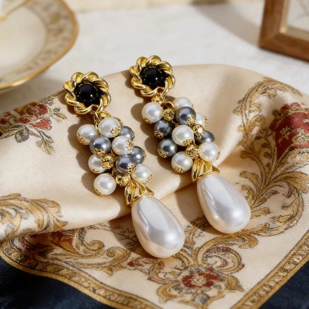 Orecchini vintage a goccia con perle bianche