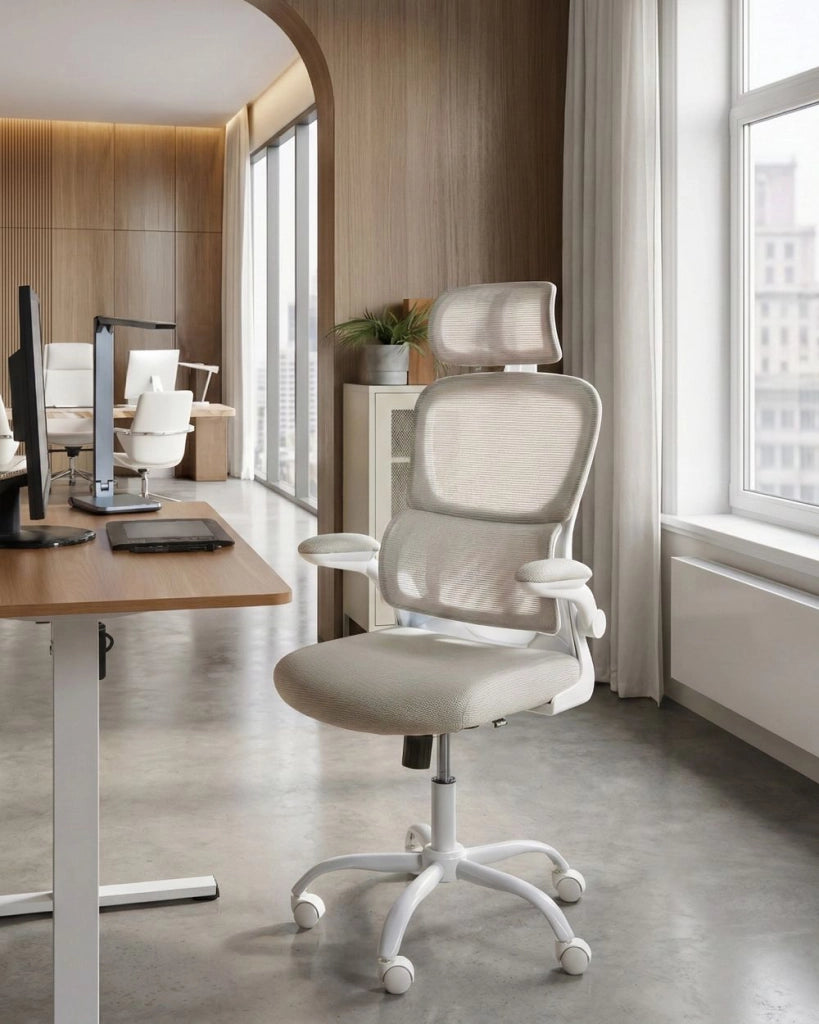 Sedia da ufficio beige con rivestimento in rete base in ferro girevole altezza regolabile poggiatesta e braccioli schienale reclinabile