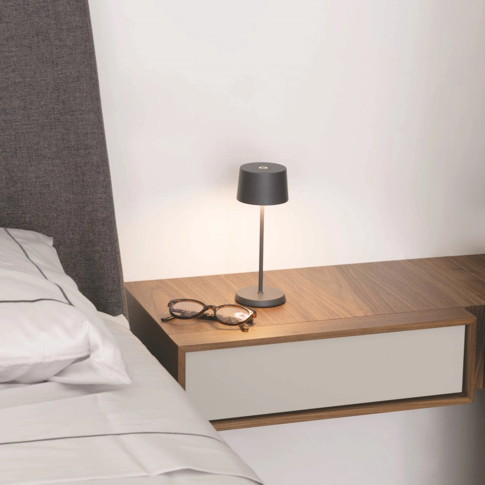 Zafferano Olivia Pro Micro Lampada a led da tavolo Grigio scuro ricaricabile e dimmerabile