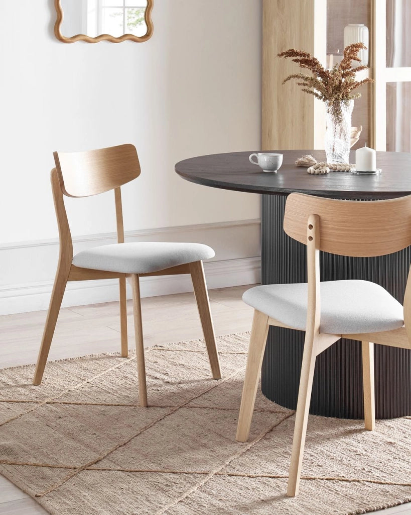 Set di 2 sedie da pranzo con seduta in tessuto grigio chiaro e struttura in legno massiccio chiaro retrò senza braccioli