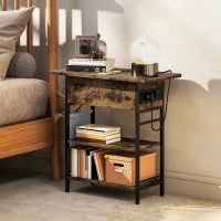 Tavolino Comodino con Striscia Presa, 2 Ripiani, Porte USB Spazio di Stoccaggio 60 x 29,8 x 58,5 cm Marrone Rustico