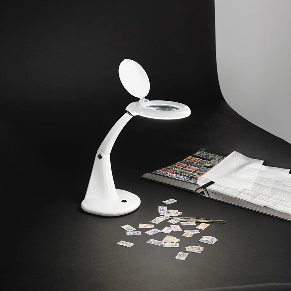 Lampada da tavolo in plastica bianco lucido Miniclose LED 6,5W 3000K CRI?80 220-240V 50/60Hz 520Lm Interruttore sulla base Lente 3 + 12 diottrie