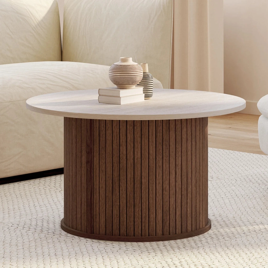 IDMarket - Tavolino rotondo JULIETTE da 70 cm con doghe effetto noce e piano in travertino