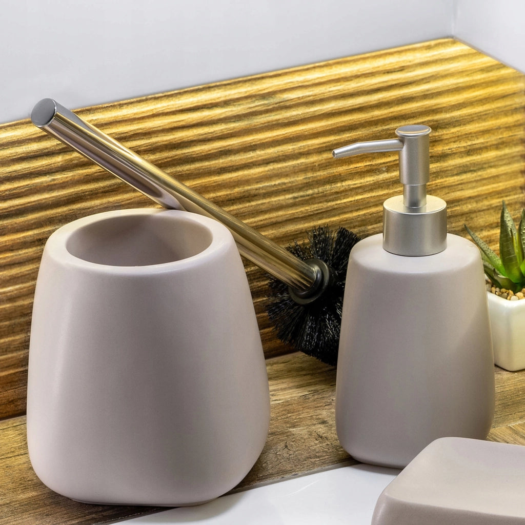 Set da bagno KADAX con dispenser di sapone per WC e spazzolino in ceramica beige.