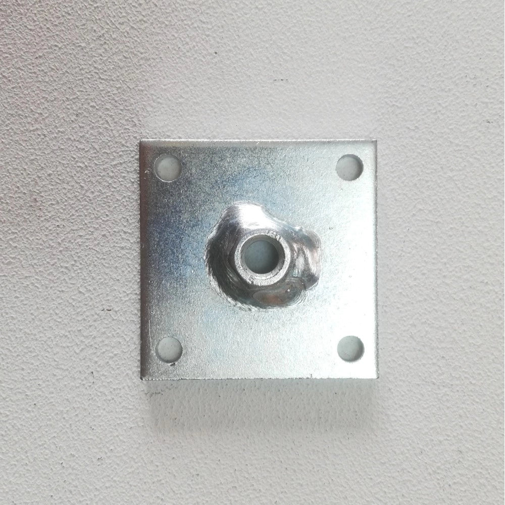 Piastrina 50x50x3mm in acciaio zincato dado m8 - 5pz