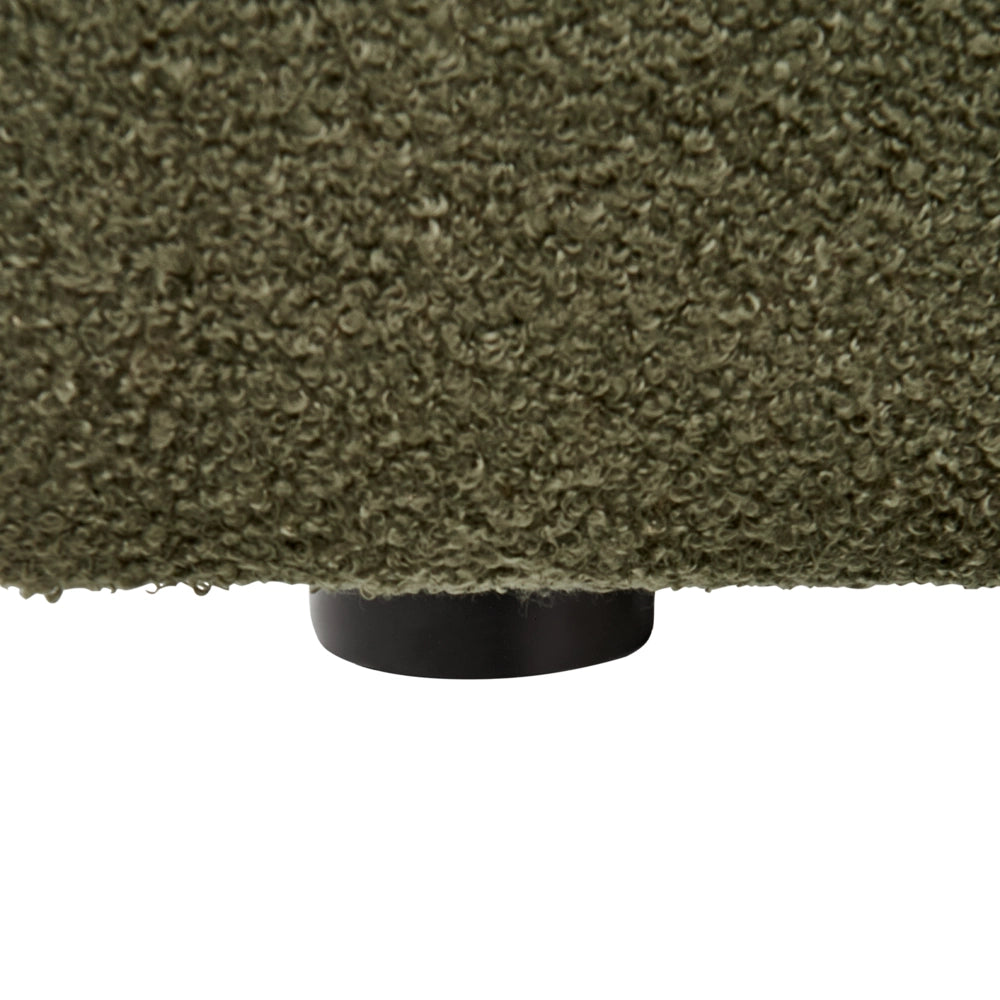 Poltrona con rivestimento in bouclé verde scuro schienale imbottito e cuscini spessi perfetta per un soggiorno moderno