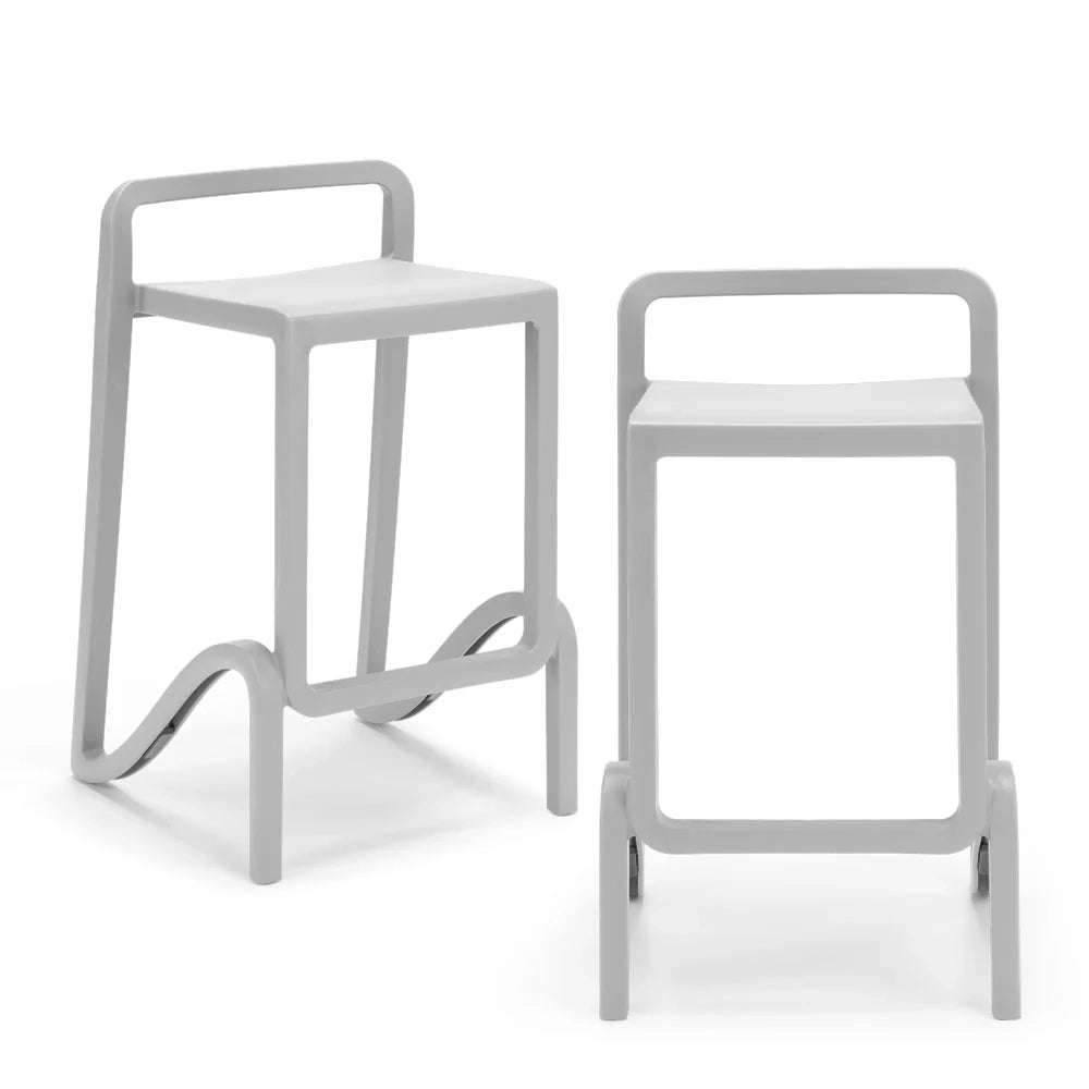 Set 2 sgabelli in polipropilene EOLO altezza seduta 75cm, impilabile, idrorepellente, resistente ai raggi UV, design moderno e innovativo, ideale per la cucina, la veranda o giardino colore Bianco