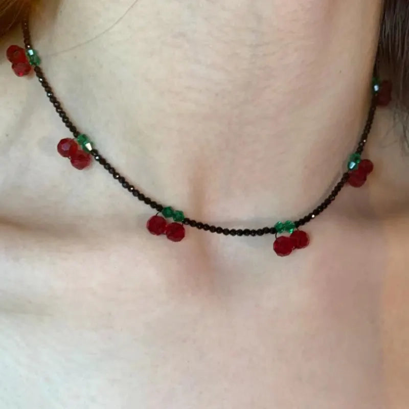 Collana con ciliegie e perline di cristallo nero fatte a mano, regalo di Natale o compleanno.