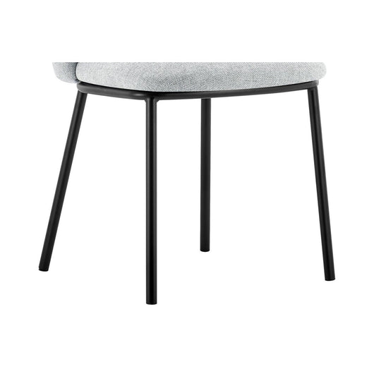 Sedia 'ARTHUS' in tessuto grigio chiaro, dimensioni H76 x L52 x P54, ideale per la vostra cucina o sala da pranzo.