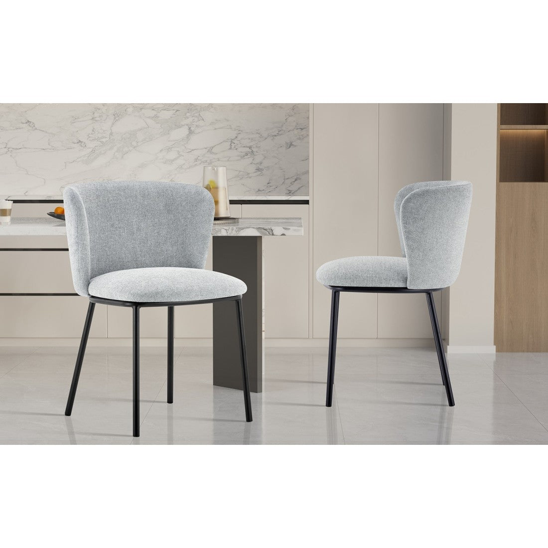 Sedia 'ARTHUS' in tessuto grigio chiaro, dimensioni H76 x L52 x P54, ideale per la vostra cucina o sala da pranzo.