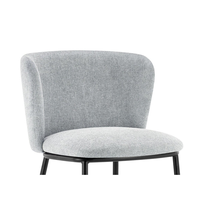 Sedia 'ARTHUS' in tessuto grigio chiaro, dimensioni H76 x L52 x P54, ideale per la vostra cucina o sala da pranzo.