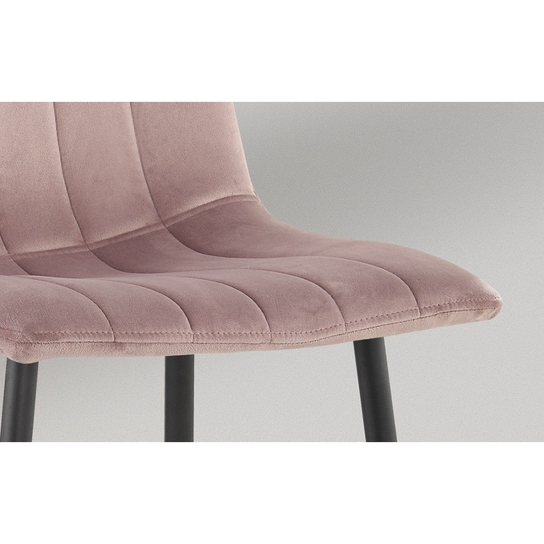 Sedia BRUCE in Velluto Rosa, dimensioni: H86 x L45 x P55 cm, ideale per una sala da pranzo dal design moderno e contemporaneo.