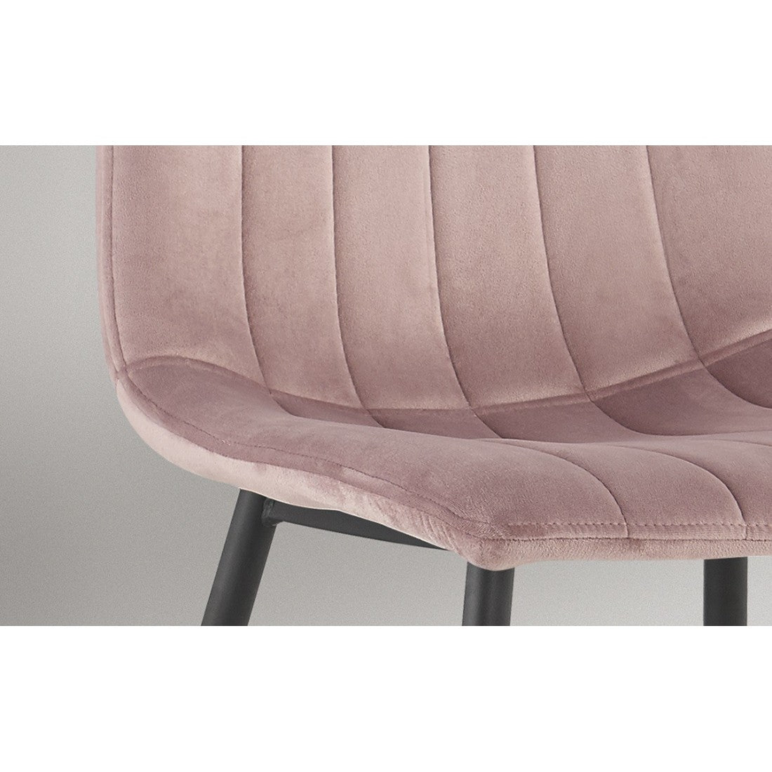 Sedia BRUCE in Velluto Rosa, dimensioni: H86 x L45 x P55 cm, ideale per una sala da pranzo dal design moderno e contemporaneo.
