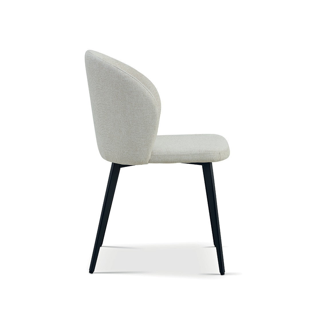 Sedia rivestita in tessuto per sala da pranzo, colore beige. Collezione HARDIN