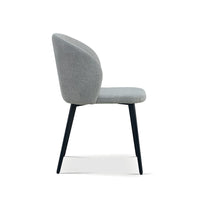 Sedia rivestita in tessuto per sala da pranzo di colore grigio chiaro. Collezione HARDIN