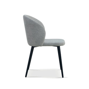 Sedia rivestita in tessuto per sala da pranzo di colore grigio chiaro. Collezione HARDIN