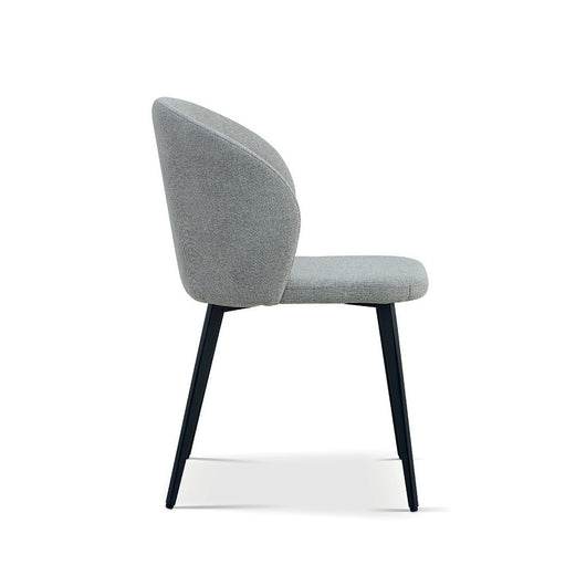 Sedia rivestita in tessuto per sala da pranzo di colore grigio chiaro. Collezione HARDIN