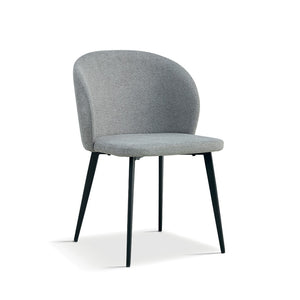 Sedia rivestita in tessuto per sala da pranzo di colore grigio chiaro. Collezione HARDIN