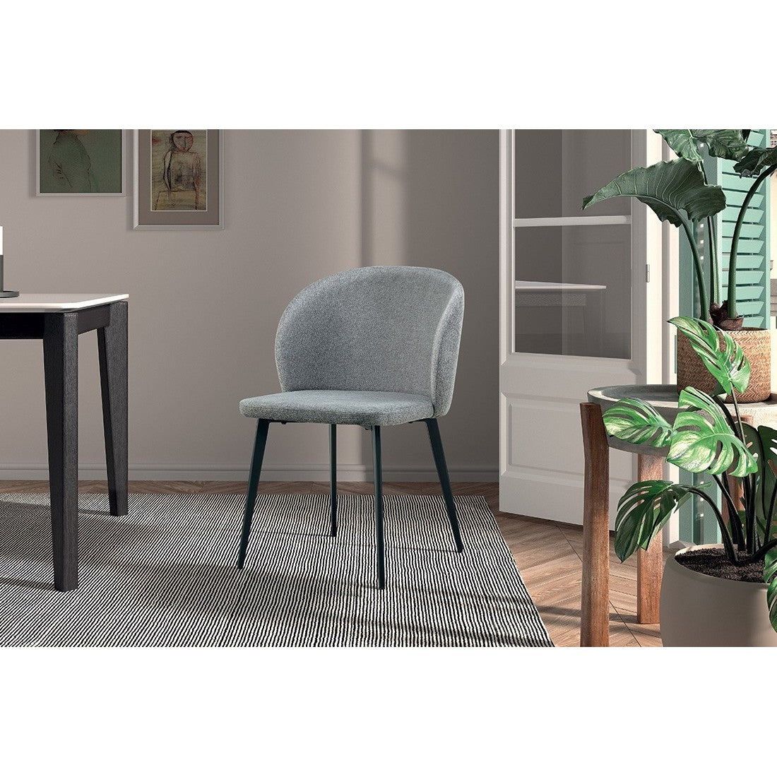 Sedia rivestita in tessuto per sala da pranzo di colore grigio chiaro. Collezione HARDIN