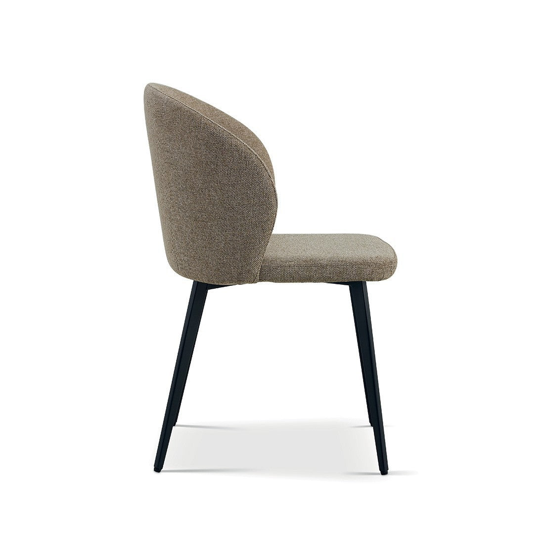 Sedia rivestita in tessuto per sala da pranzo colore sabbia. Collezione HARDIN