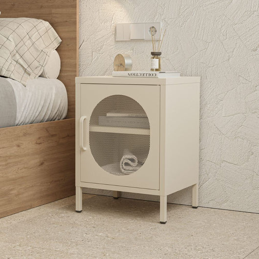 Comodino in metallo Diora crema con anta reticolata – Design industriale, anima versatile