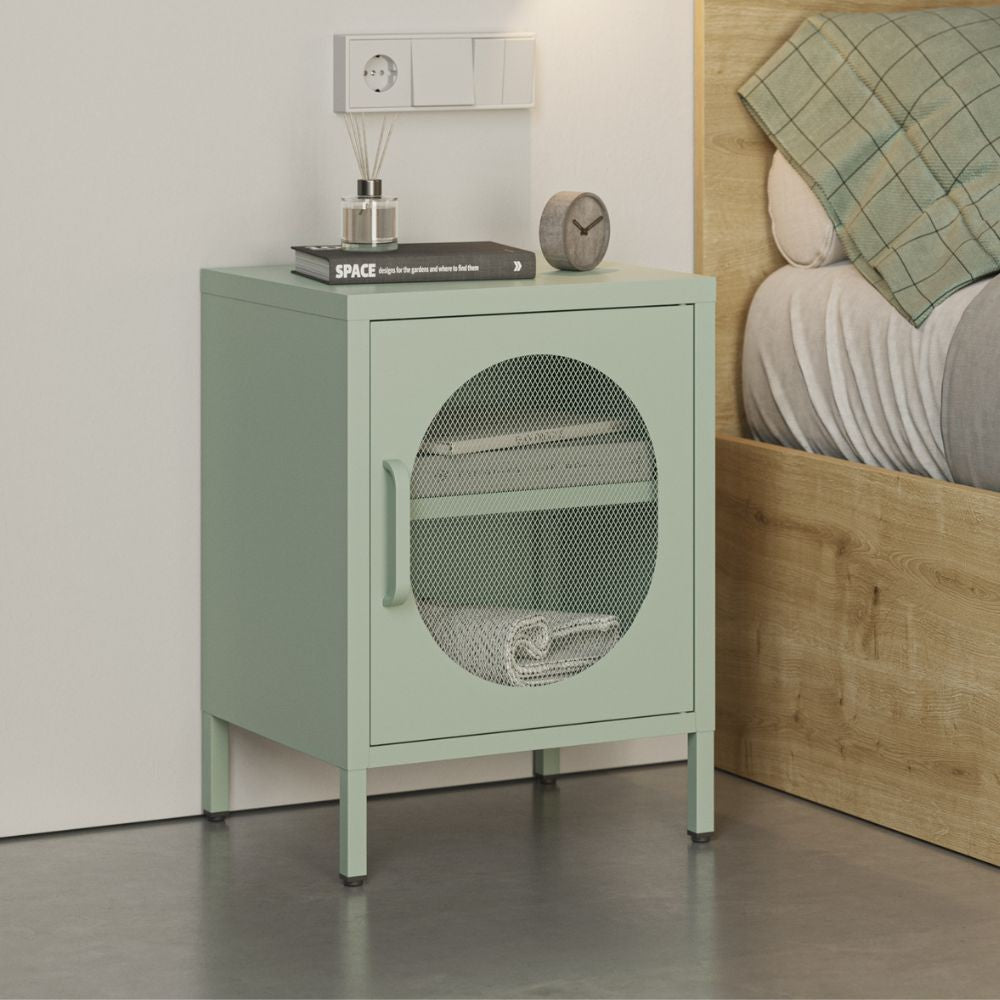 Comodino in metallo Diora verde menta con anta reticolata – Design industriale, anima versatile