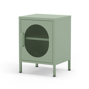 Comodino in metallo Diora verde menta con anta reticolata – Design industriale, anima versatile
