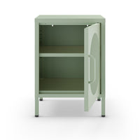 Comodino in metallo Diora verde menta con anta reticolata – Design industriale, anima versatile