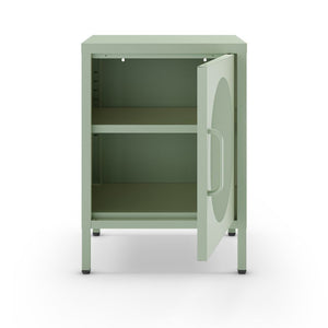 Comodino in metallo Diora verde menta con anta reticolata – Design industriale, anima versatile