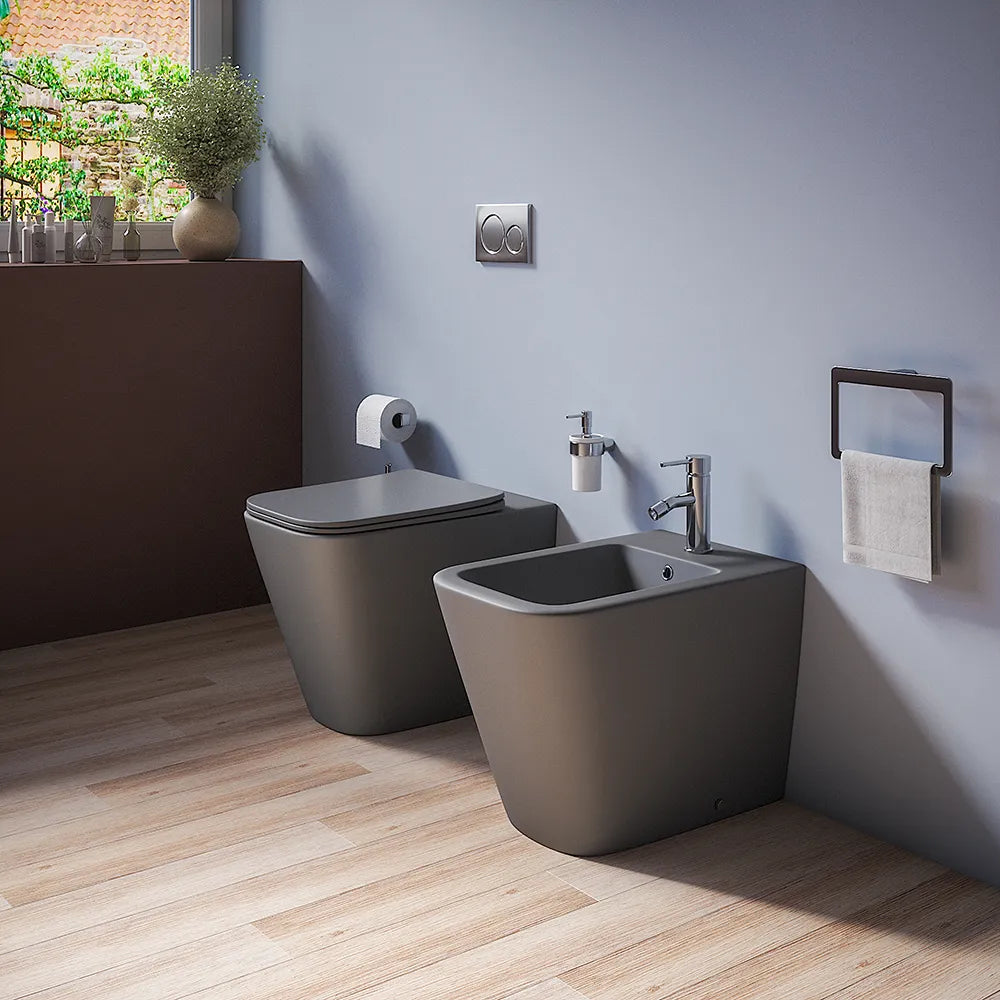 Coppia sanitari in ceramica filomuro vaso rimless, bidet e copri-wc grigio opaco | Kyoto