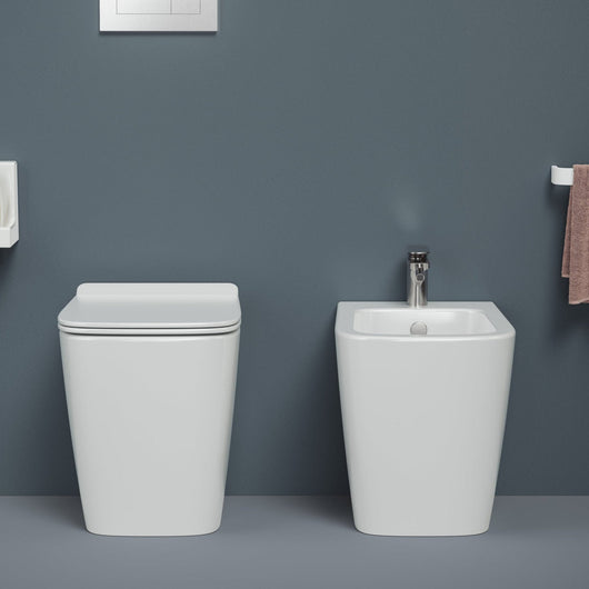 Coppia Di Sanitari Con Copriwater The ArtCeram Da Terra Filo Muro Senza Brida Bianco Lucido "A16"