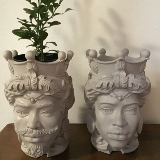 Coppia di Vasi Teste di Moro in Resina colore Argilla, altezza 28 cm