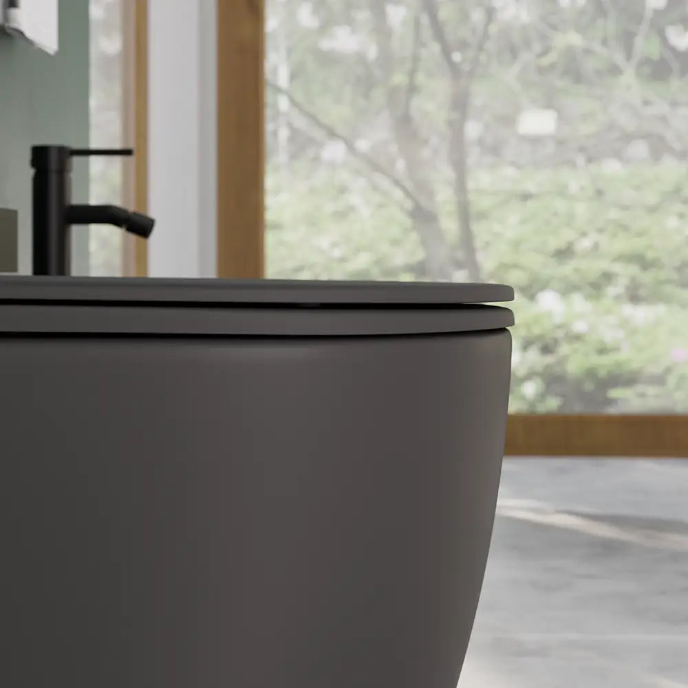 Coppia di sanitari filomuro ceramica grigio opaco vaso rimless copriwc soft-close e bidet | Europa Small