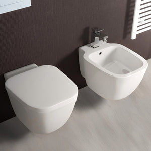 Coppia sanitari sospesi Rak serie One in ceramica con copriwc avvolgente