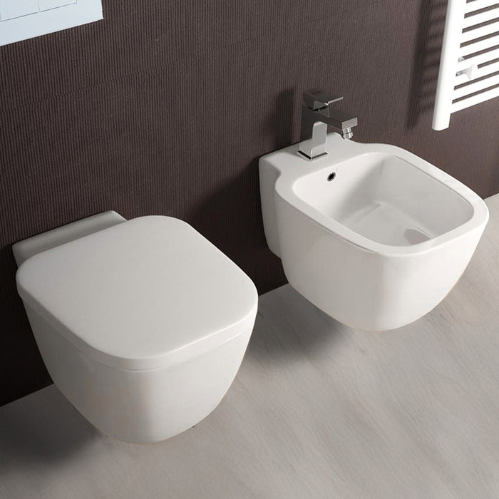 Coppia sanitari sospesi Rak serie One in ceramica con copriwc avvolgente