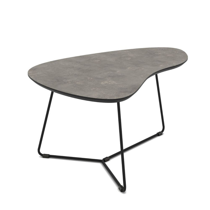 Coppia tavolini da salotto con piano colore cemento e base metallo nera Tussey