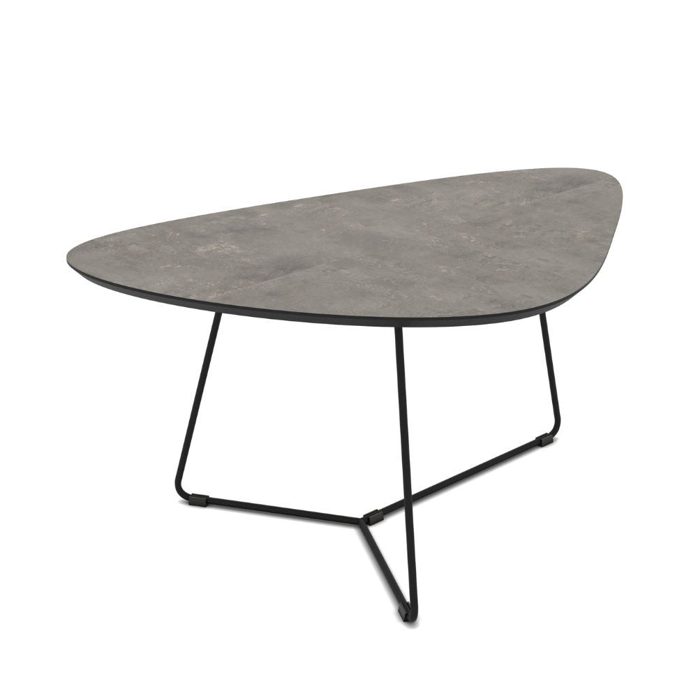 Coppia tavolini da salotto con piano colore cemento e base metallo nera Tussey