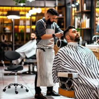 Sgabello Estetista con Ruote e Schienale, Altezza Regolabile e Seduta Girevole in Finta Pelle, Nero