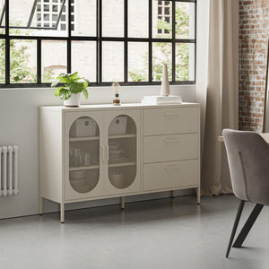Credenza in metallo Diora crema con 2 ante reticolate e 3 cassetti – Design industriale, anima versatile
