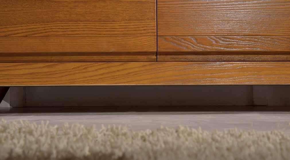 Credenza in frassino chiaro poro aperto semilucido 2 porte con con piede tornito l.128 p.45 h.87,5