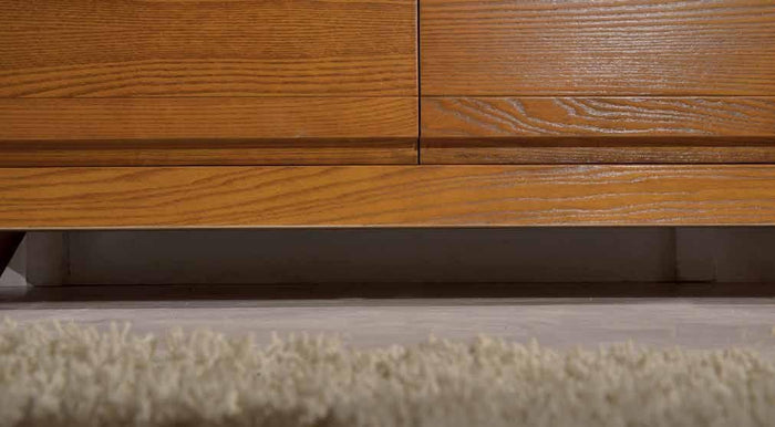 Credenza in frassino chiaro poro aperto semilucido 2 porte con con piede tornito l.128 p.45 h.87,5