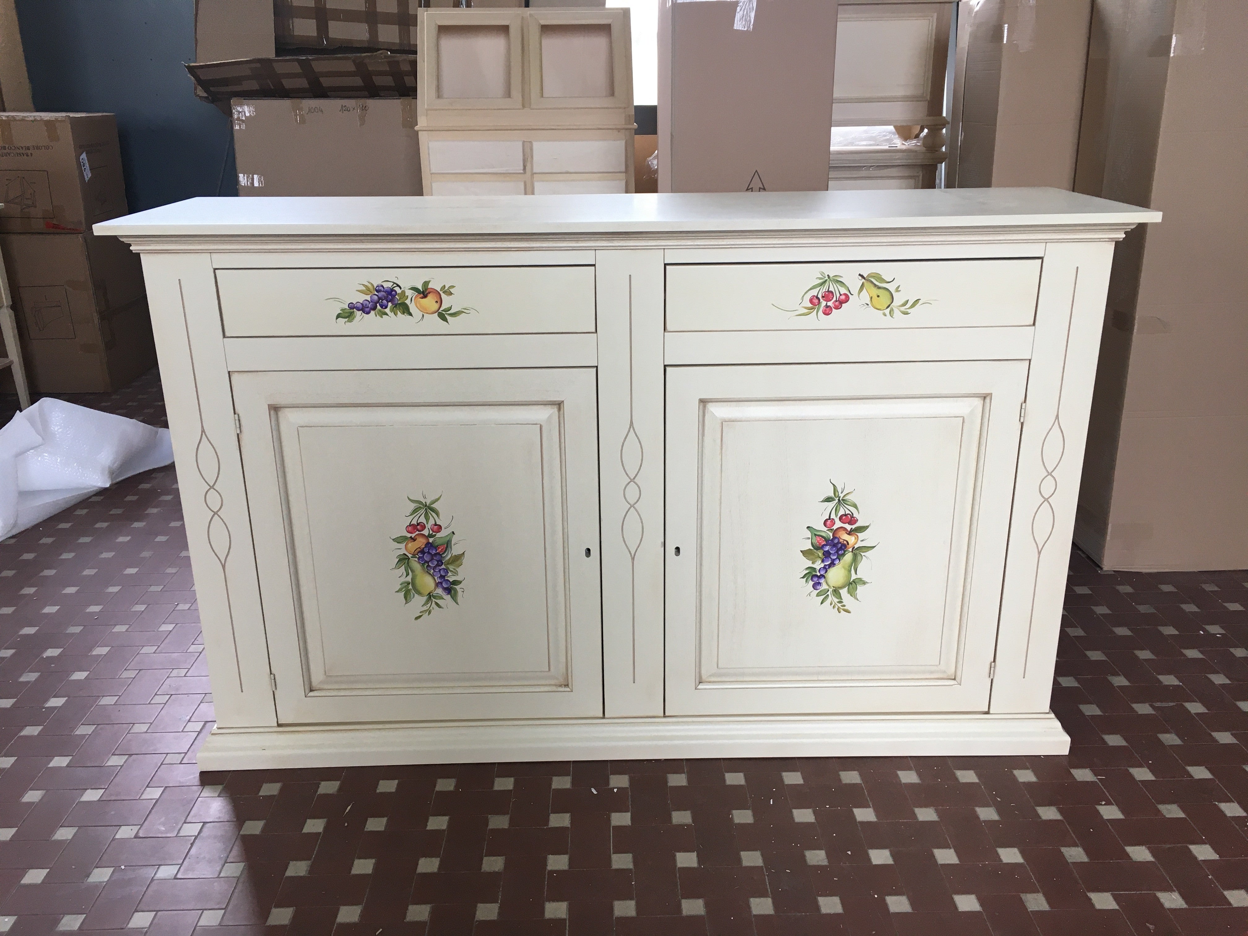 Credenzone in legno bianco invecchiato con decori misura l.177 p.48 h.110